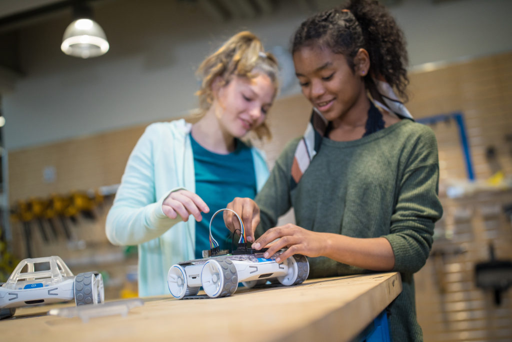 A new programmable robot for classrooms is here! Sphero Edu has created an amazing robot perfects for kids learning how to code!